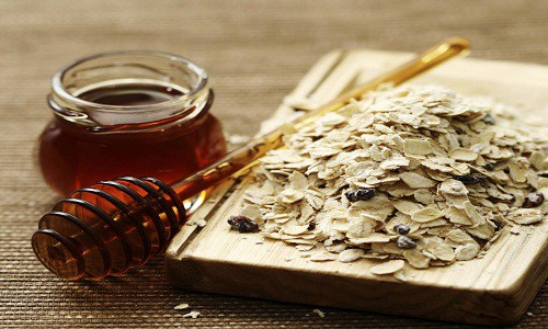 Cách trị mụn bằng mật ong cho da dầu với bột yến mạch hiệu quả tức thì