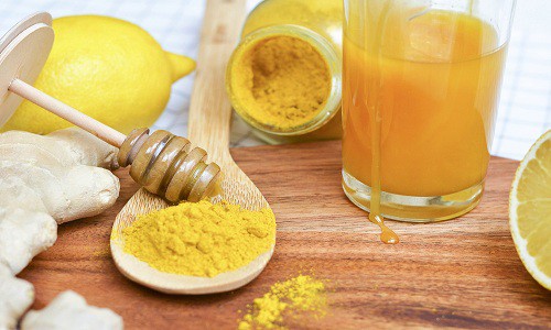 Cách trị mụn bằng mật ong và bột nghệ cho da dầu sạch mụn