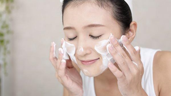 Rửa mặt đúng cách giúp quá trình phục hồi da tốt hơn
