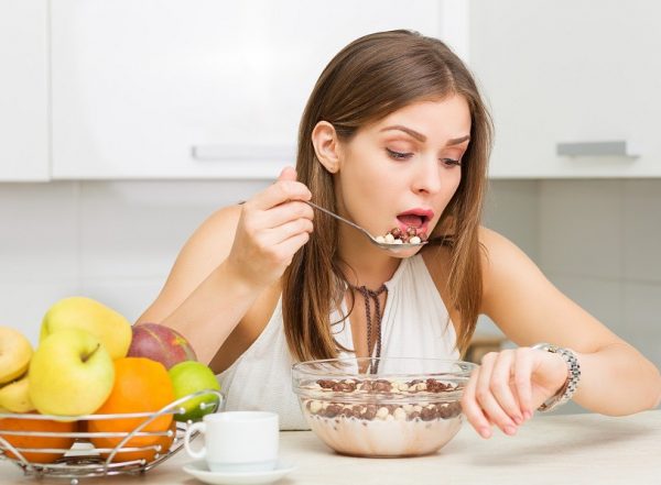 Chế độ ăn uống không cân bằng, vội vã khiến cơ thể tích tụ chất độc và gây hại cho làn da