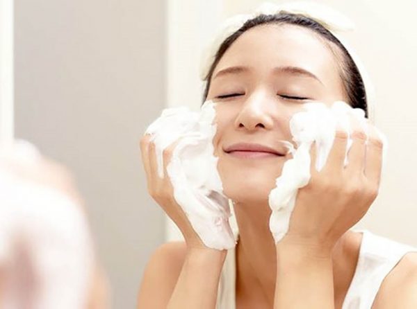 Làm sạch da mặt đúng cách mỗi ngày là một trong những cách ngăn ngừa mụn hiệu quả