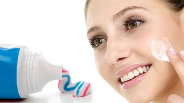 Sử dụng kem đánh răng để chấm vào các nốt mụn giúp mụn nhanh già