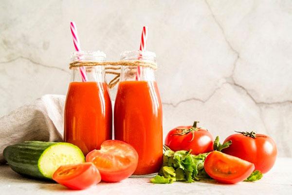Cải thiện mụn nhờ nước ép cà chua – dưa chuột