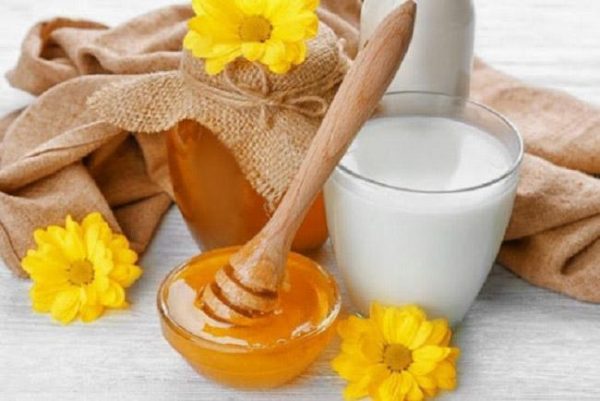 Cách trị thâm mụn bằng mật ong kết hợp với sữa chua