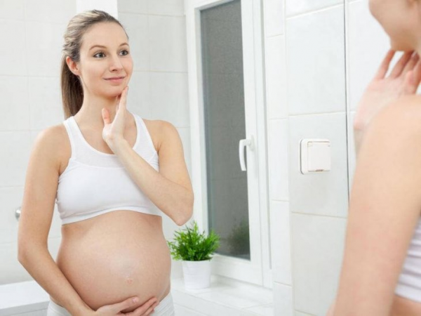Có chế độ dinh dưỡng và chăm sóc da hợp lý để tránh tình trạng nổi mụn khi mang bầu