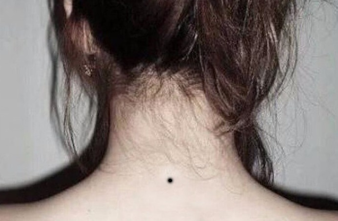 Nốt ruồi sau gáy của phụ nữ