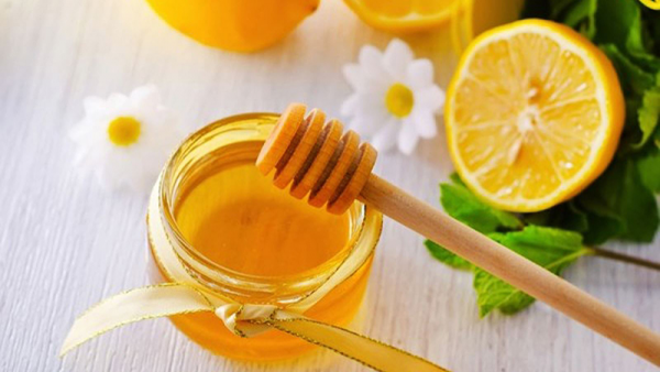 Chanh và mật ong có tác dụng tẩy lông nách hiệu quả