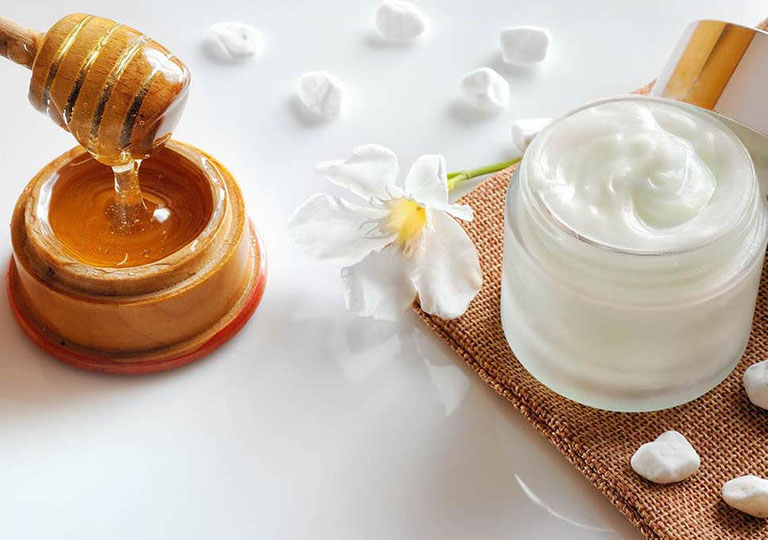 Trị rạn da hiệu quả với mật ong và sữa chua